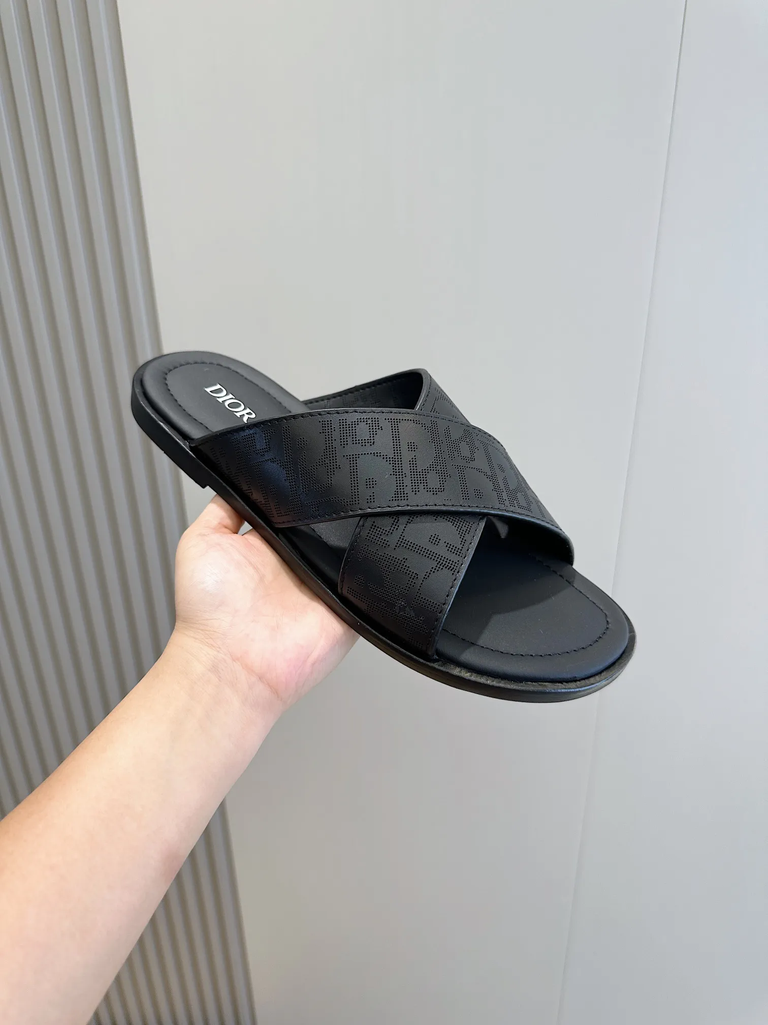 P320 Dior Alias ​​Men's Genuine Leather Slippers This Alias ​​sandal is new for summer, showing casual and elegant style. Carefully crafted from grained cow leather and Oblique printed fabric, with cowhide lining! Cross strap design. The imported cowhide leather and rubber sole adds sophistication and comfort, while Oblique print-effect anti-slip panels add style. Size: 39-44 (customized at 38.45)